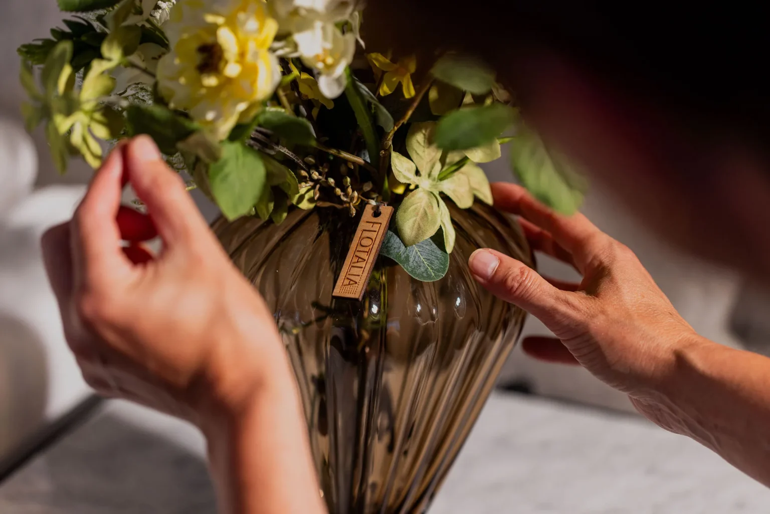 Flotalia-bukett med vakker glassvase og etikett